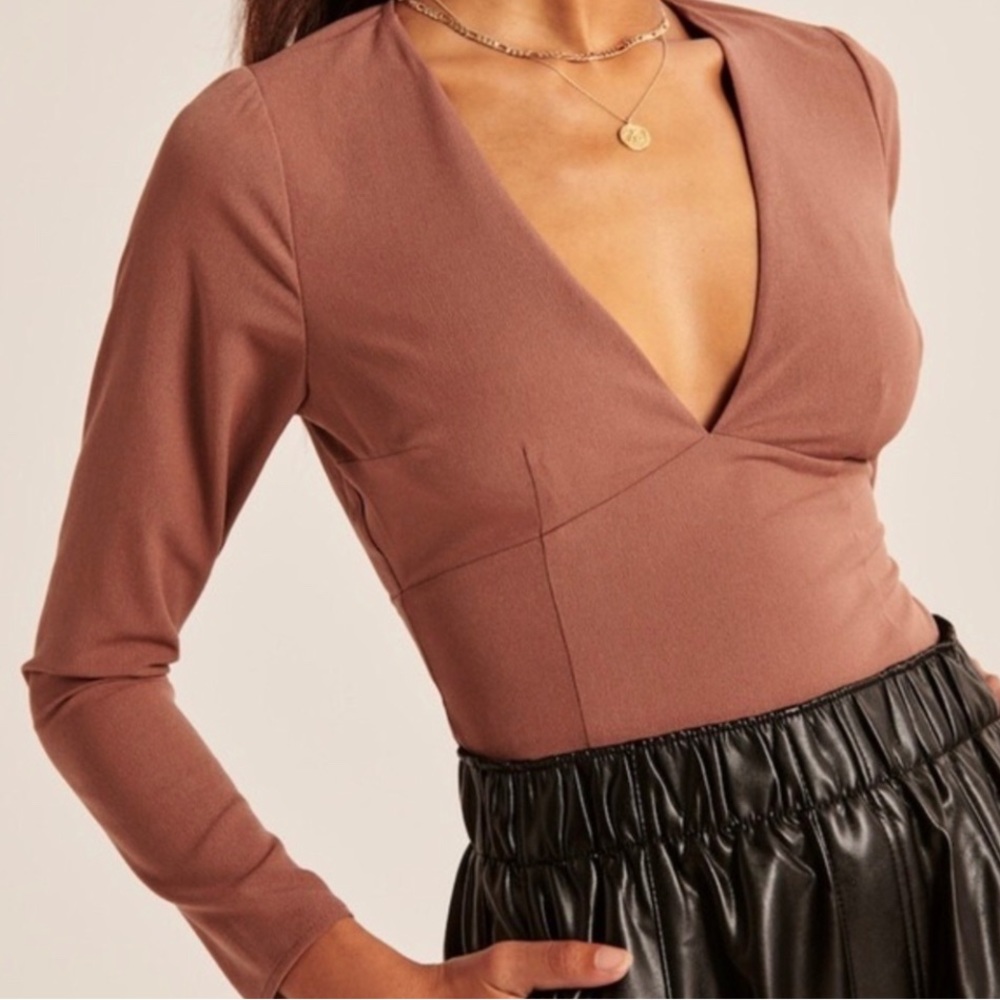 Abercrombie & Fitch long sleeve rust v neck top